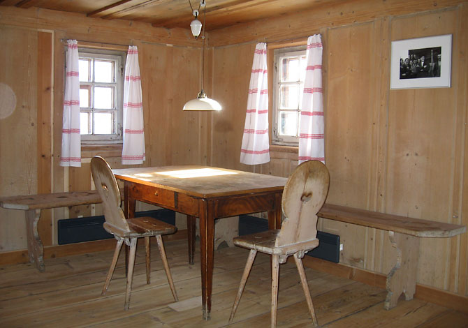 Nebenkammer mit kleinem Tisch