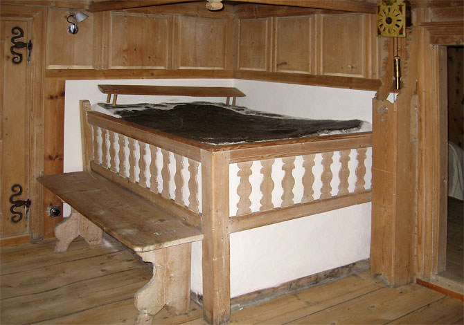 Stube mit gemauertem Ofen w�hrend der Bilderausstellung Paul Zinsli