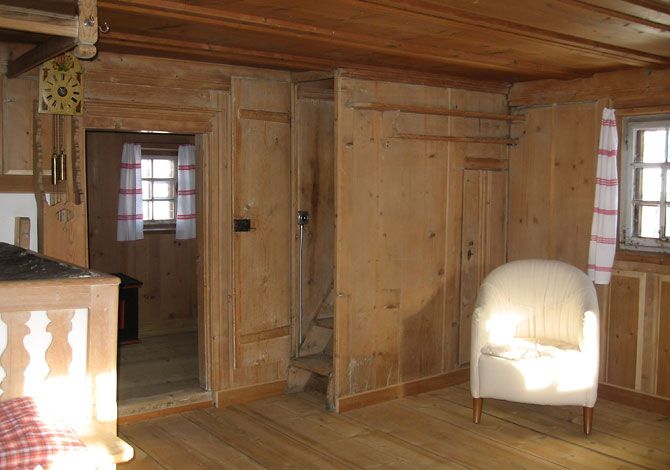 Stube mit Uhr und interner Treppe