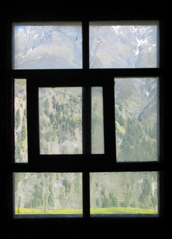 Blick aus Fenster mit "L&auml;uferli"